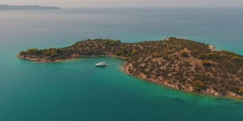 Video droni. Nostalgia dell’estate, Porto Heli (Grecia) visto dal drone