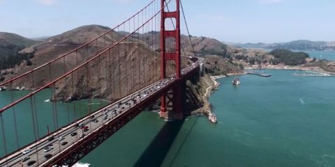 Video droni. Baia di San Francisco: il Golden Gate Bridge e la Rodeo Beach visti dal drone