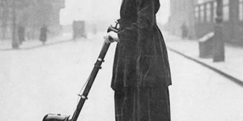Voglia di futuro: Una signora di New York a bordo dell’Autoped, il primo scooter motorizzato alimentato a batterie (1916)