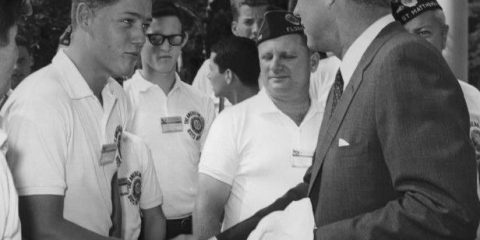 Volli, volli, fortissimamente volli: il teenager Bill Clinton stringe la mano al Presidente J.F. Kennedy nel 1963