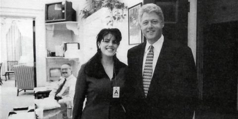 Polvere di Stelle: il Presidente William Jefferson (Bill) Clinton posa per una foto ricordo con Monica Lewinsky, stagista della Casa Bianca (1995)