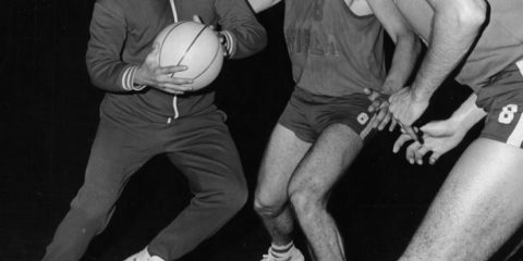 Le stagioni della giovinezza: Fidel Castro gioca a basket con gli studenti di Cracovia durante una visita ufficiale in Polonia (1972)