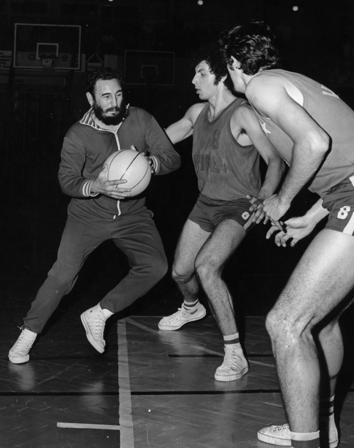 Fidel Castro gioca a basket con gli studenti di Cracovia durante una visita ufficiale in Polonia (1972)