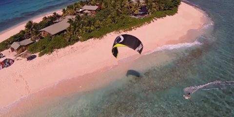 Video droni. Kiteboarding all’isola di Namotu (Fiji-Giappone) visto dal drone