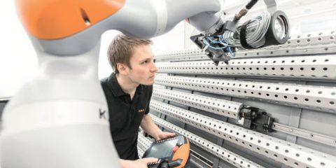 Industria automotive, nonostante i robot nel mondo aumentano dell’11% i posti di lavoro