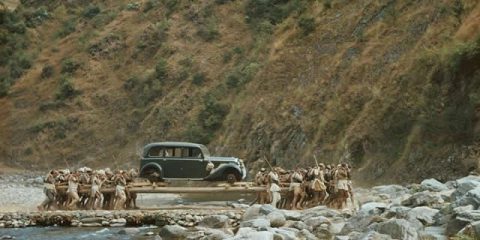 Trasporti impossibili: C’è chi usa le auto per portare le persone e chi usa le persone per portare le auto (Nepal 1951)