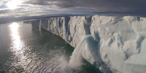 Video droni. Svalbard e i fiordi di Scoresbysund (Groenlandia) visti dal drone