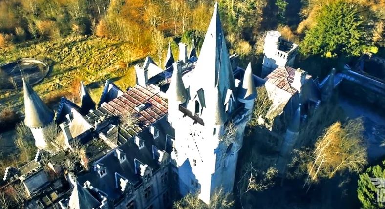 Il castello di Noisy–Miranda (Belgio) visto dal drone