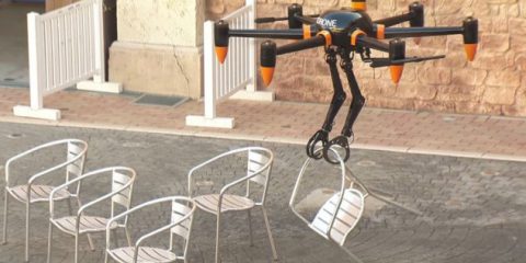 Il drone con le braccia: può trasportare oggetti e salvare vite umane (video)