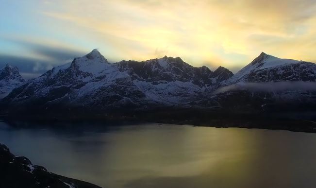 La Norvegia dei fiordi e delle vette innevate vista dal drone