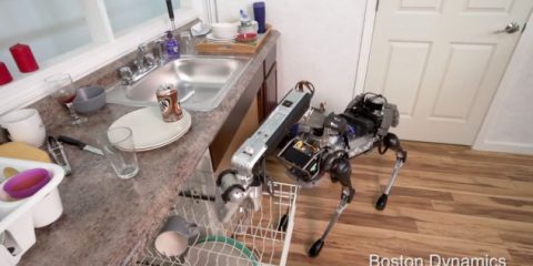 SpotMini, il robot che carica la lavastoviglie e ti porta da bere (Video)