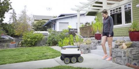 California, il robot che consegna i biscotti a casa (video)