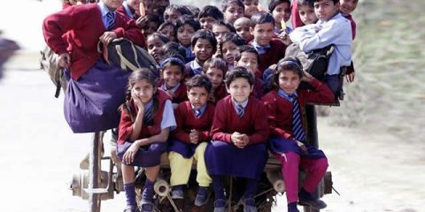 Modi di andare a scuola: tutti a lezione su due ruote in Kerala (India)