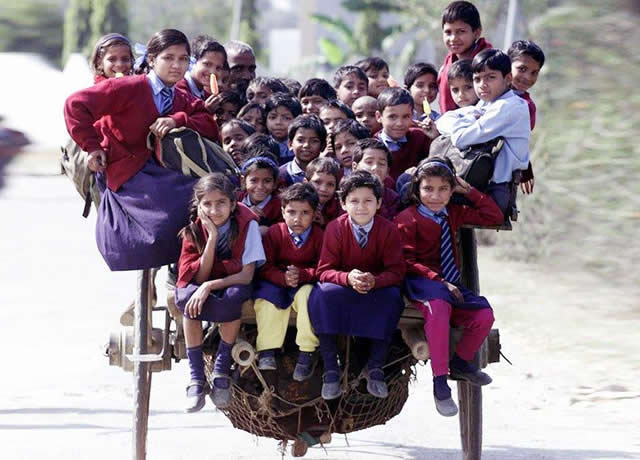 Modi di andare a scuola: tutti a lezione su due ruote in Kerala (India)