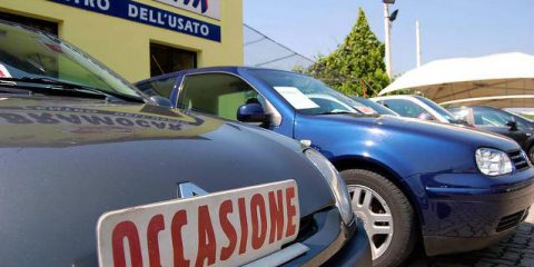 Auto usate: le informazioni si cercano online, per l’acquisto si preferisce il concessionario