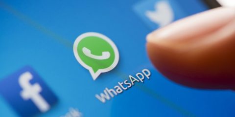 WhatsApp attiva il ‘tracciamento’ in tempo reale. Ce n’era bisogno? (Ecco come tutelare la privacy)