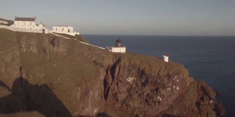 Video droni. Berwickshire Coast (confine scozzese), la Riserva Naturale di St Abb vista dal drone