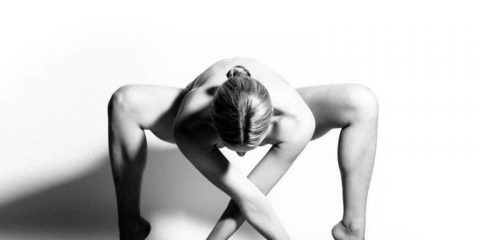 Anche la bellezza ha le sue geometrie: Maestra di yoga tra rette ed angoli del corpo
