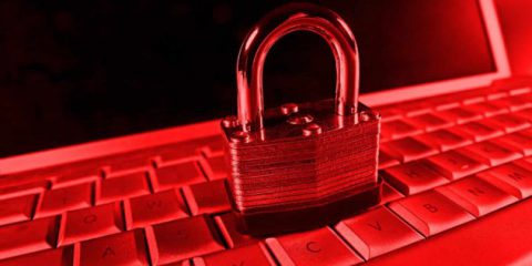 Cybercrime: il 50% degli italiani si sente più sicuro se naviga da casa