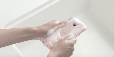 ‘Rafre’, lo smartphone lavabile con sapone e acqua calda (video)