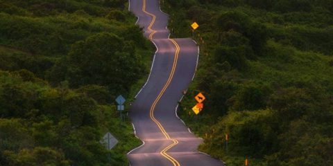 Strade ubriache: anche un sobrio avrebbe difficoltà…