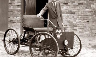 ‘Sono convinto che cambierà il mondo’: Henry Ford con la sua prima automobile (1896)