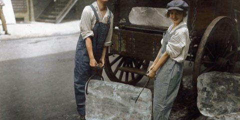 Donne al lavoro: consegna del ghiaccio in una New York estiva del 1918