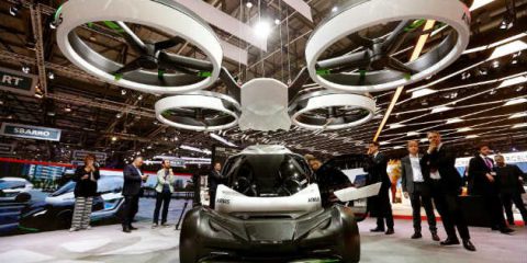 Guida autonoma e internet delle cose, presentata a Ginevra l’auto volante dal cuore italiano (Video)
