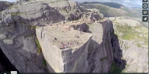 Videodroni. La famosa roccia di Preikestolen (Norvegia) vista dal drone