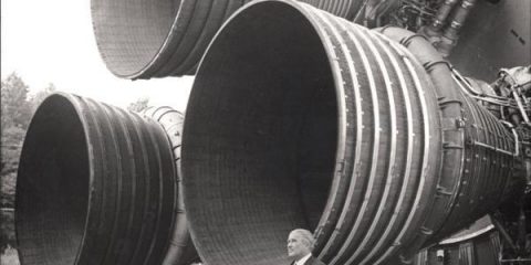 Smarmittamenti: Wernher Von Braun posa vicino al razzo Saturn 5 (non ha parcheggiato davanti al bar della piazza)