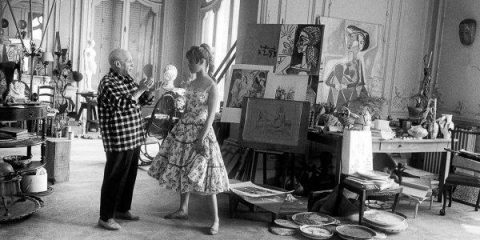 La bellezza, chi la incarna e chi la rappresenta: Brigitte Bardot incontra Pablo Picasso nel suo studio (1956)