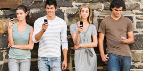 Smartphone e Millennials, i giovani italiani i meno dipendenti d’Europa