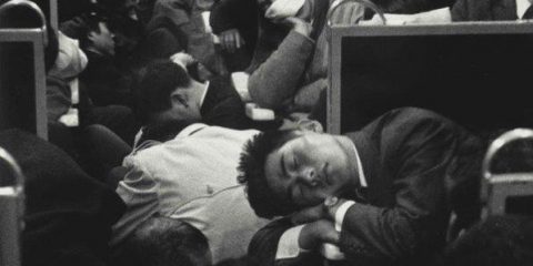 Non è il risultato di un disastro nucleare, ma un treno di pendolari a Tokio alle 6 di un mattino del 1964