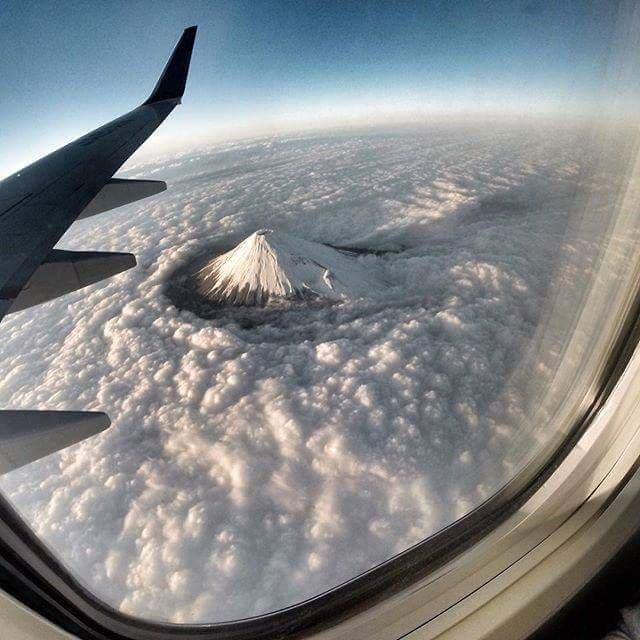 Il vulcano Fuji (Giappone) fotografato dall'aereo