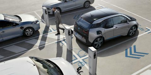 eMobility, nuove case con colonnine per auto elettriche. Normativa da aggiornare entro l’anno