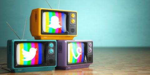 Televisione italiana, in buona salute e sempre più social dipendente