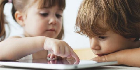 Smartphone e tablet come baby-sitter per troppi bambini, ‘disturbi del sonno’