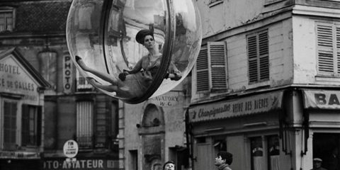 I folli anni Sessanta: Parigi, la donna nella bolla (1963, foto di Melvin Sokolsky)