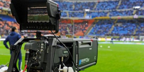 Mediaset-Vivendi, fra i due litiganti godono i competitor