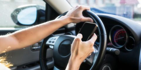 Sicurezza stradale, giro di vite sullo smartphone in auto