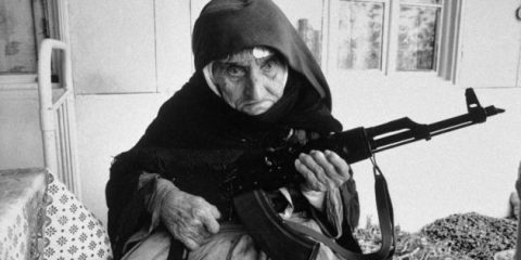 Donne… Du-du-du… Anziana donna armena protegge la sua casa con un mitragliatore AK-47 (1990)