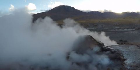 Videodroni. I geyser di El Tatio (Cile) visti dal drone