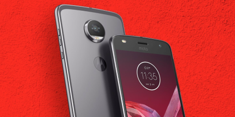 Cosa Compro. Motorola Z2 Play, torna lo smartphone modulare