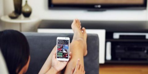 Facebook, il 94% dei telespettatori Usa guarda la Tv con lo smartphone in mano