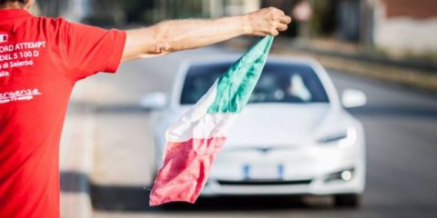 Tesla, record mondiale. In Italia percorsi 1078 km senza mai ricaricare (Video)