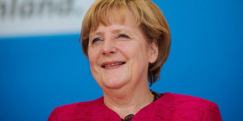 I tedeschi rieleggono la Merkel, Il Football americano contro Trump, La Casa Bianca vieta gli ingressi in America per altri otto paesi, Vivendi