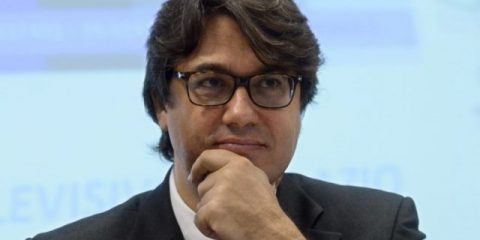 ‘Dimezzare il tempo di esposizione per chi non accetta il contraddittorio in Tv’. Intervista a Antonio Nicita (Commissario Agcom)