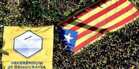 Rajoy e l’indipendenza catalana, La Gran Bretagna promette la cittadinanza agli immigrati caraibici, Macron alla Casa Bianca