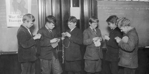 Quando non c’era la Playstation: Ragazzi intenti all’uncinetto nella ricreazione a scuola (Seattle 1918)