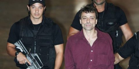 Cesare Battisti arrestato al confine con la Bolivia, CaixaBank vuole fuggire dalla Catalogna, Il discorso di Theresa May, La Germania ‘elogia’ Marco Minniti